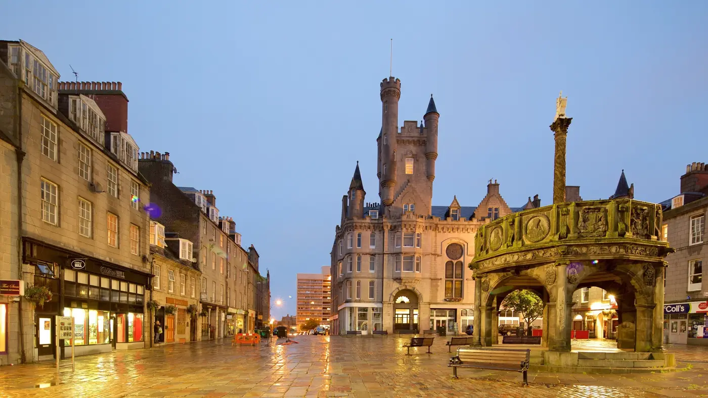 zabytkowy Castlegate w centrum Aberdeen o zmierzchu