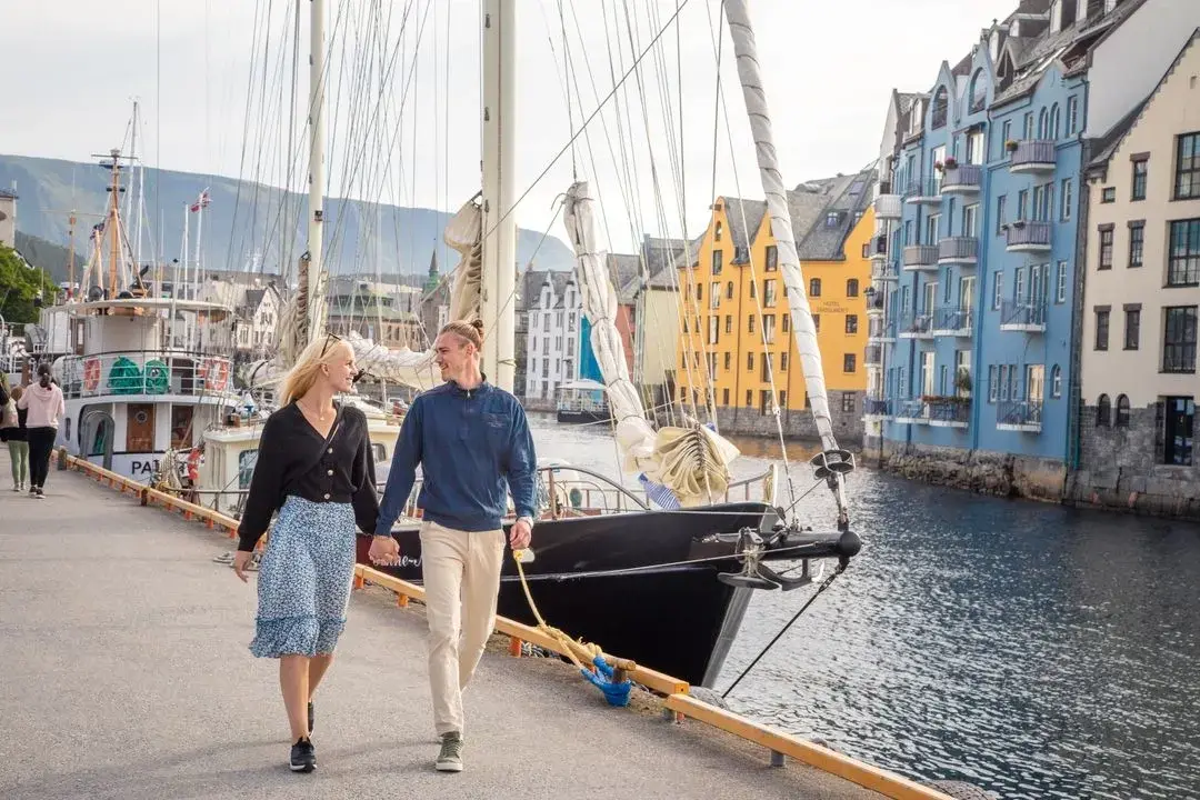 secesyjna zabudowa nabrzeża przy porcie w Ålesund