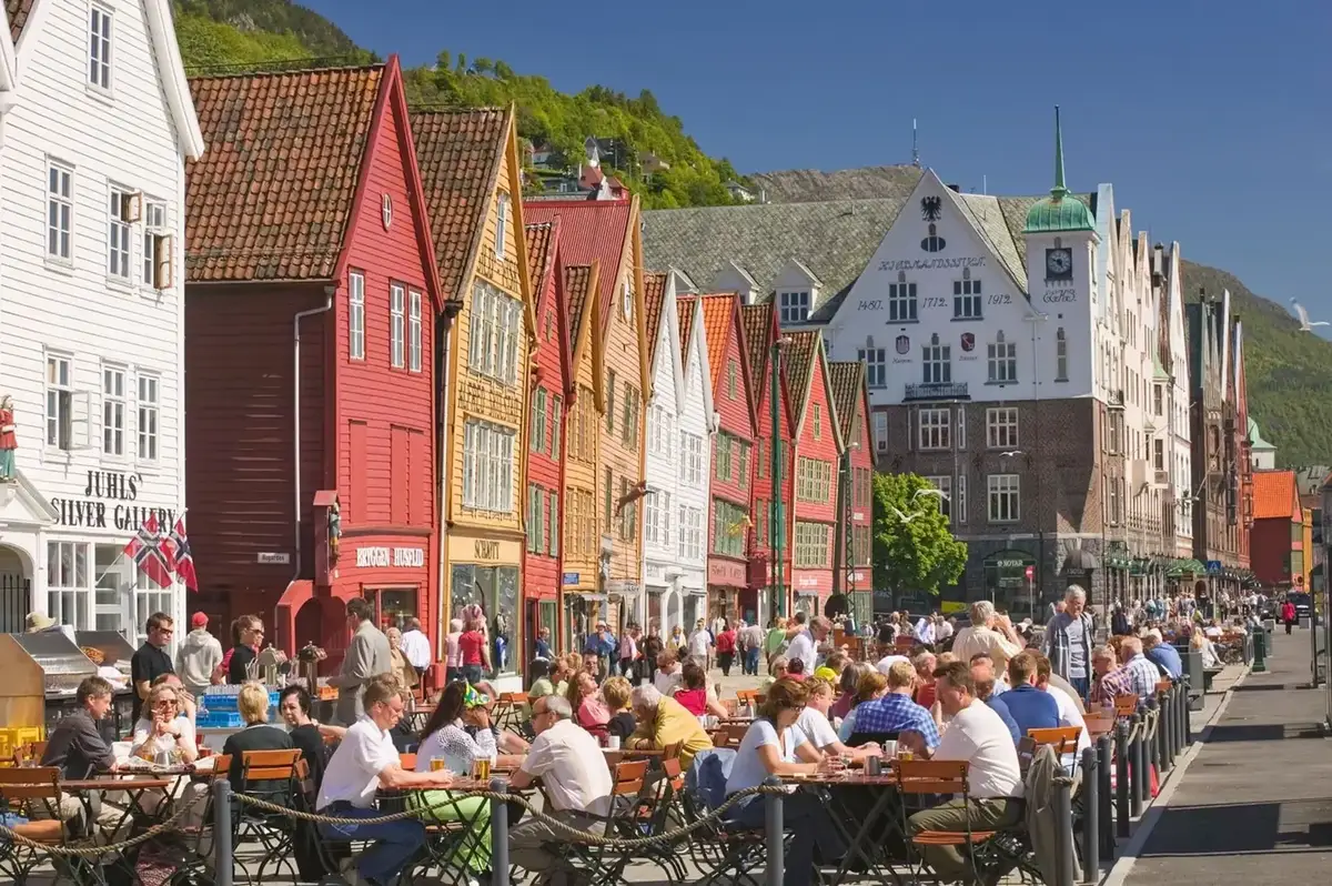 nabrzeże Bryggen w Bergen i górskie krajobrazy Norwegii