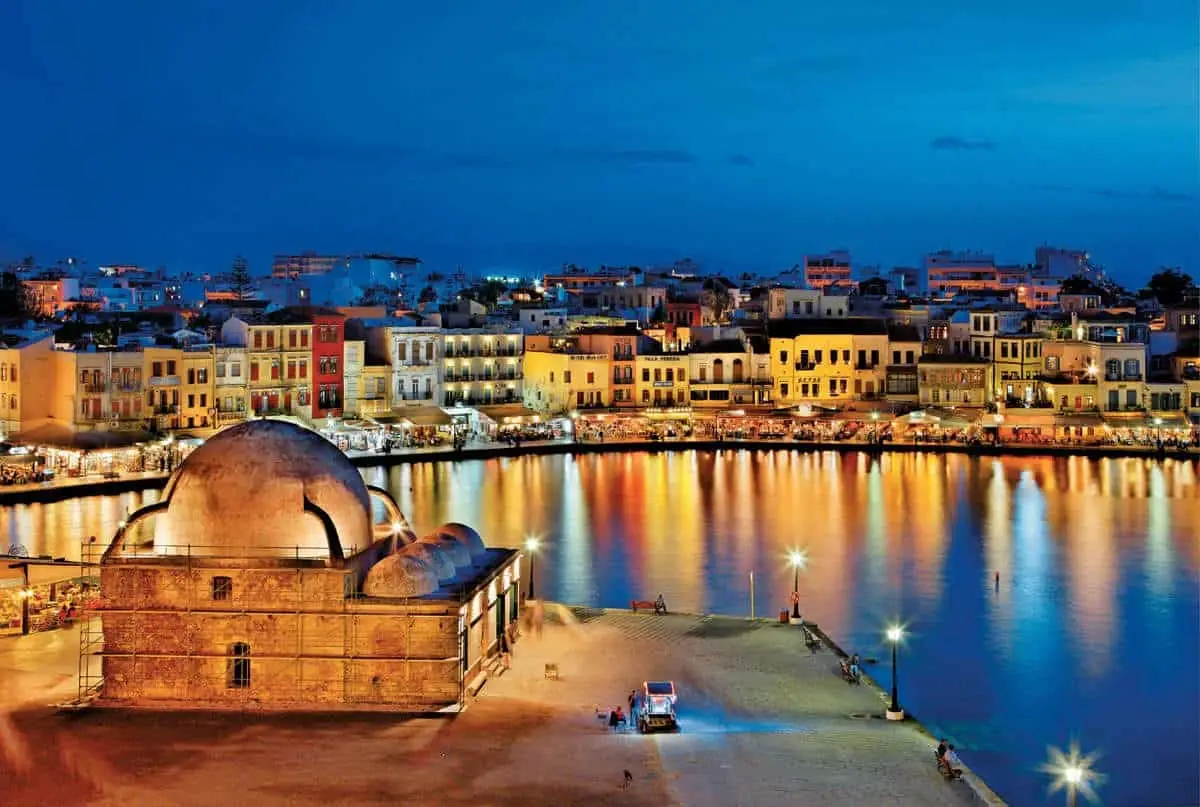 Stary Port Wenecki w Chanii i latarnia morska na Krecie