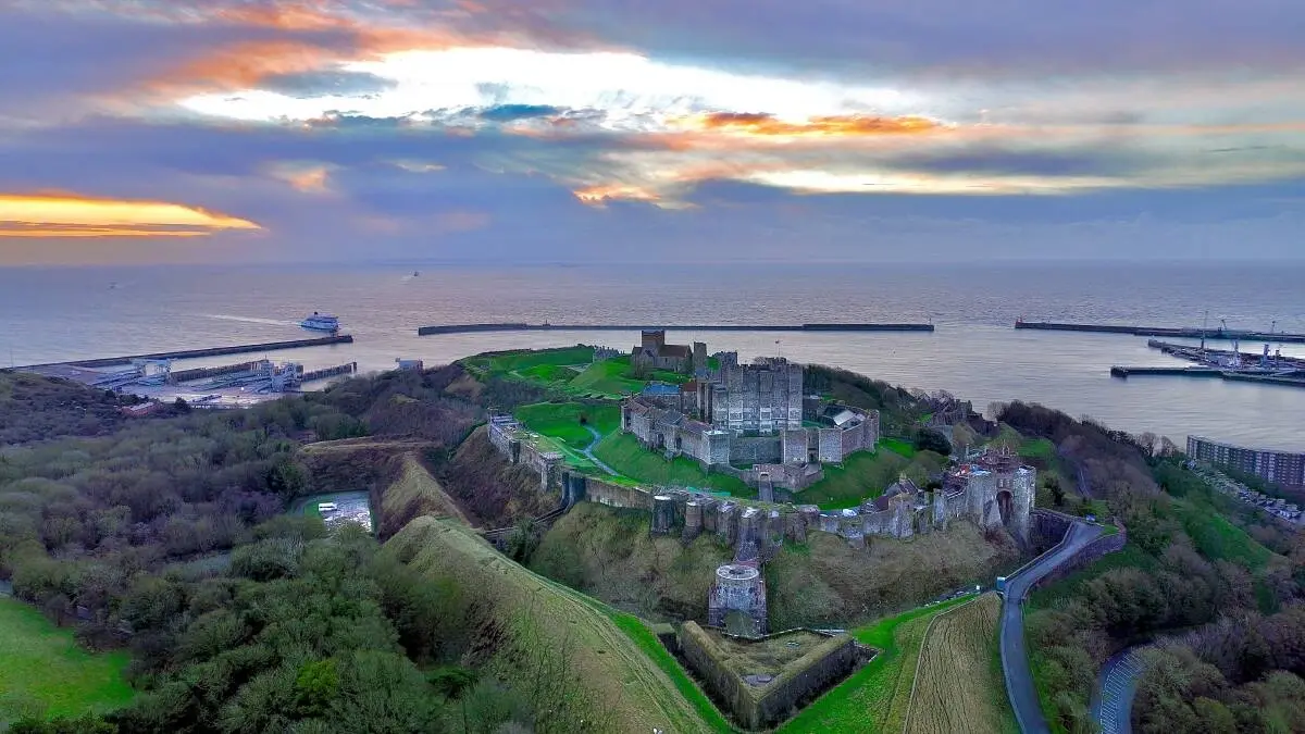 Białe Klify Dover, zamek i wybrzeże Kanału La Manche w hrabstwie Kent