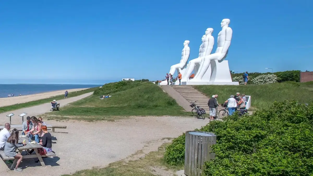 Nabrzeże w Esbjergu, rzeźba Men at Sea i duńskie wybrzeże Morza Północnego