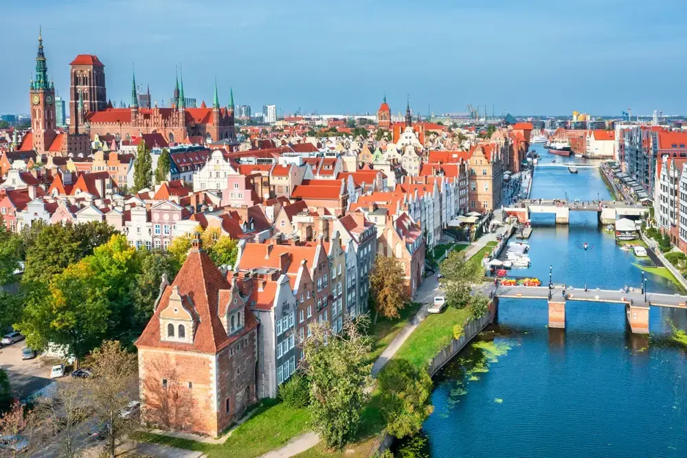 zabytkowe nabrzeże Gdańska, kolorowe fasady i Motława w Polsce