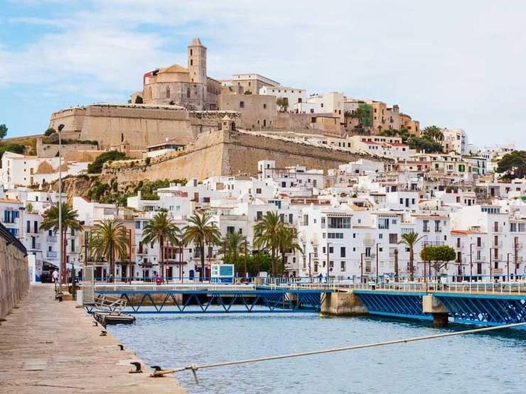 miasto Ibiza, Dalt Vila i śródziemnomorskie nabrzeże na Balearach