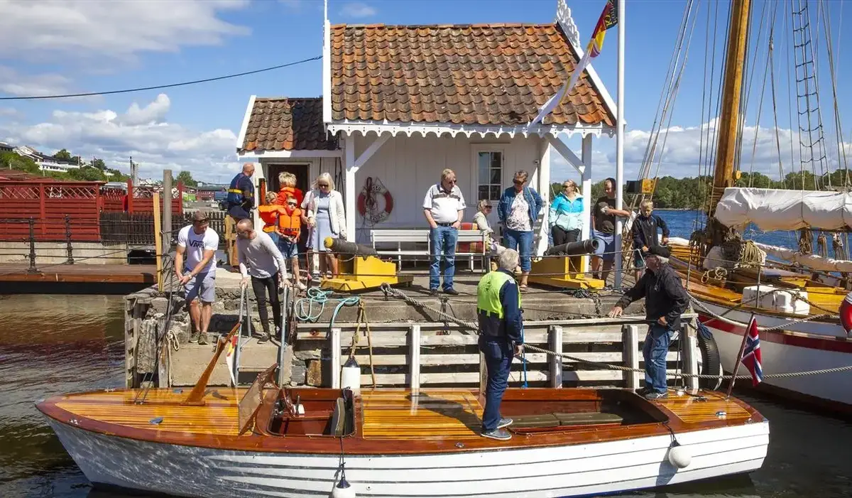 port w Langesund, drewniana zabudowa i wybrzeże Skagerraku w Telemarku w Norwegii