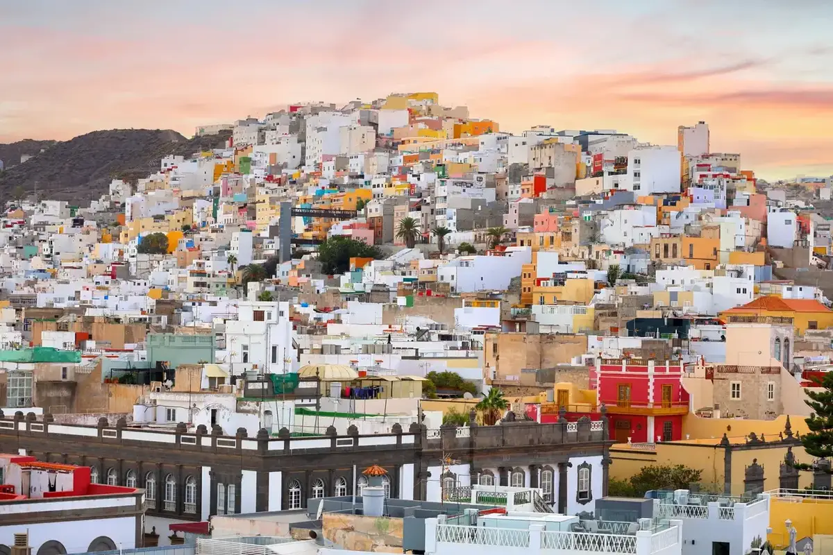 plaża Las Canteras i panorama Las Palmas de Gran Canaria na Wyspach Kanaryjskich
