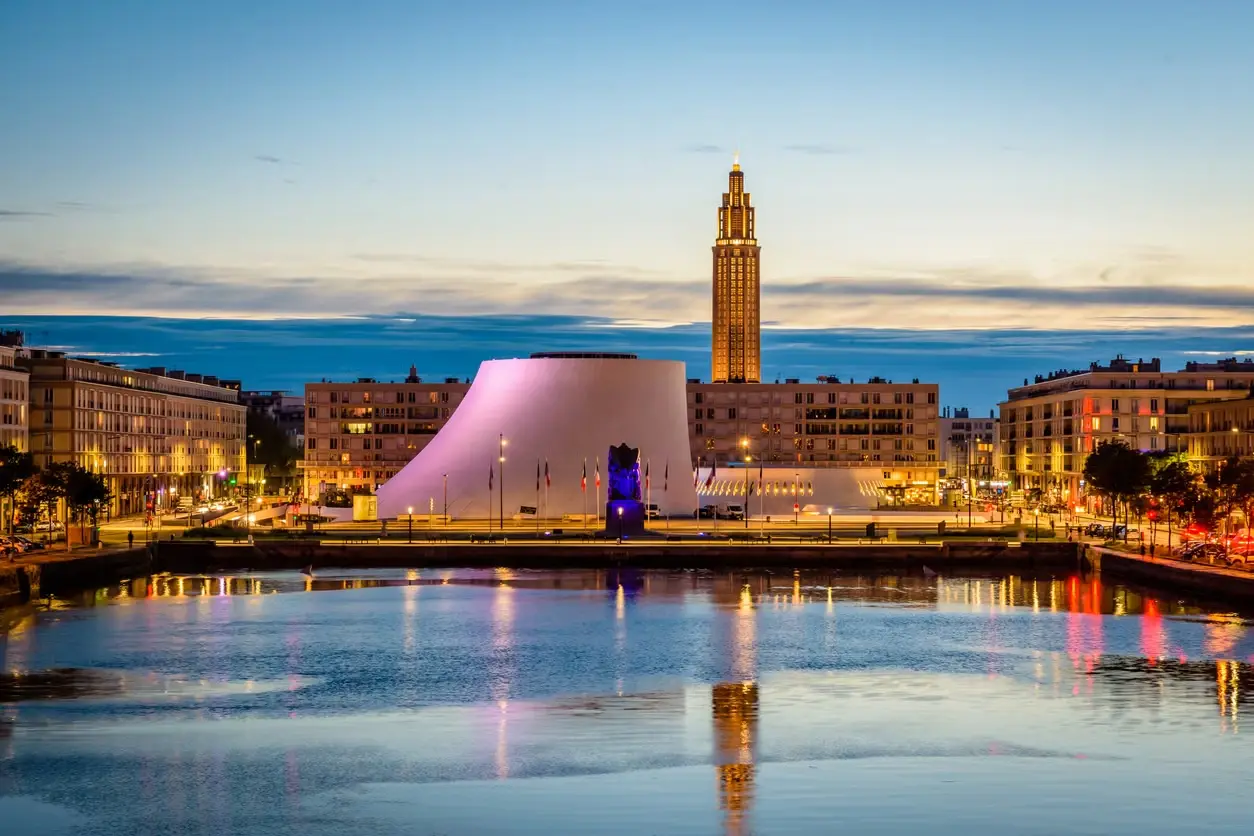 nabrzeże w Le Havre, kościół Saint-Joseph i modernistyczne centrum miasta w Normandii we Francji
