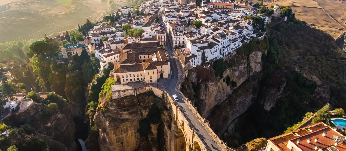 nabrzeże Malagi, Alcazaba i śródziemnomorska panorama miasta w Andaluzji