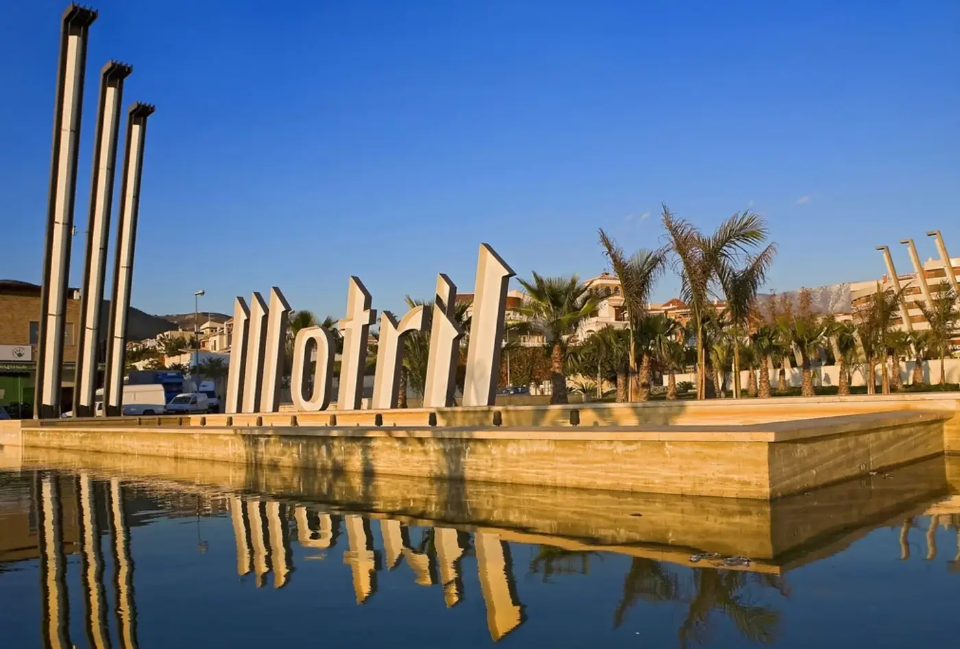 wybrzeże Motril, marina i śródziemnomorski krajobraz tropikalnego wybrzeża Granady w Hiszpanii
