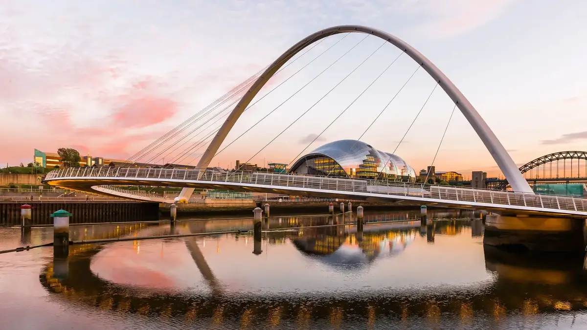 mosty Newcastle upon Tyne i panorama Quayside w północno-wschodniej Anglii