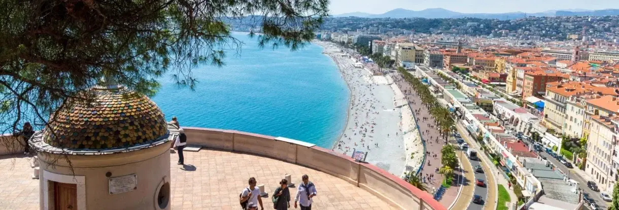 Promenade des Anglais w Nicei, stare miasto i wybrzeże Morza Śródziemnego na Riwierze Francuskiej