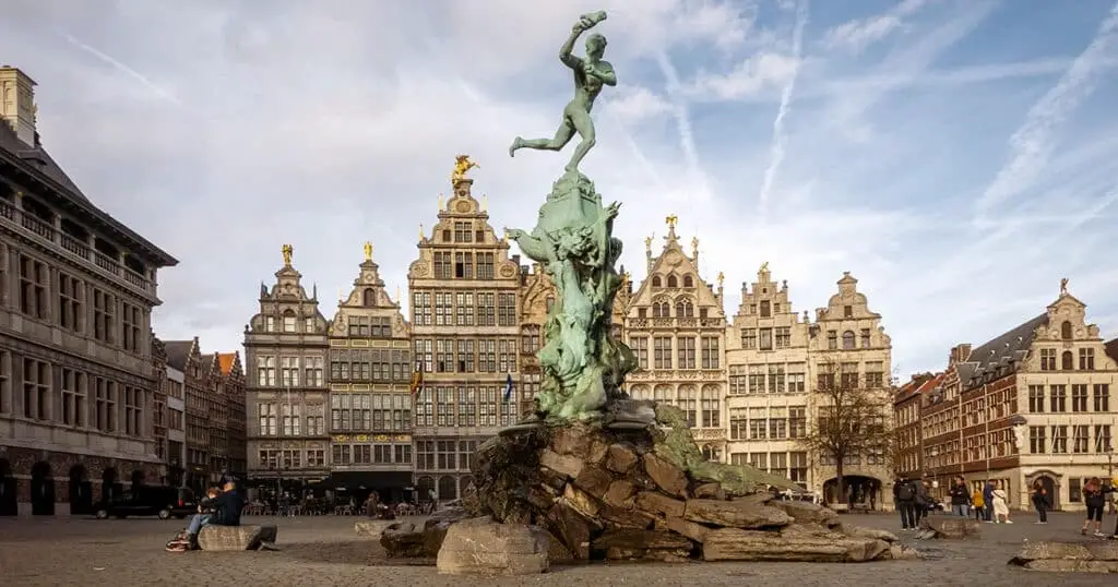 plaża w Ostendzie, promenada i nabrzeże Morza Północnego na wybrzeżu Belgii