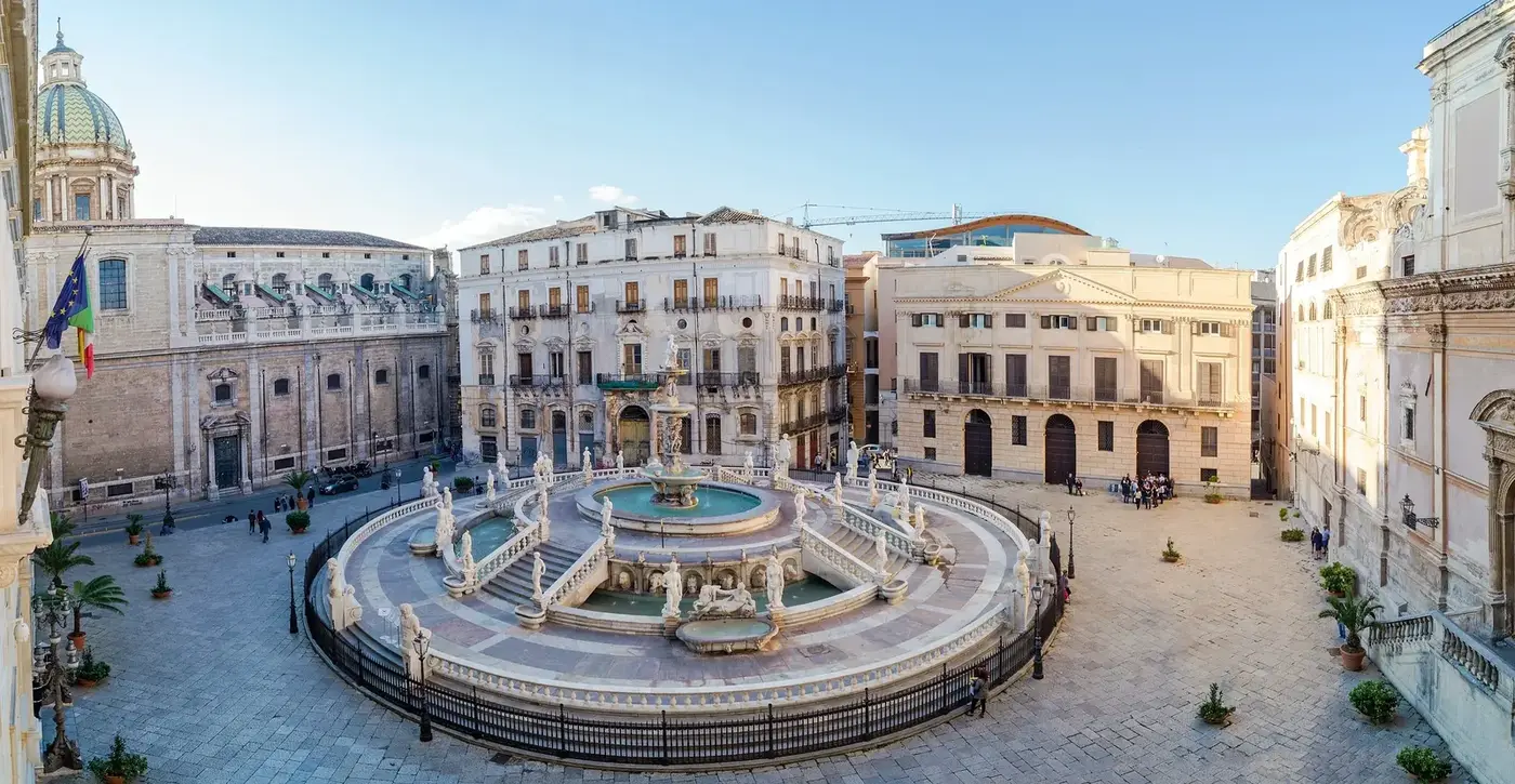 panorama Palermo, zabytkowa architektura i śródziemnomorskie nabrzeże na Sycylii