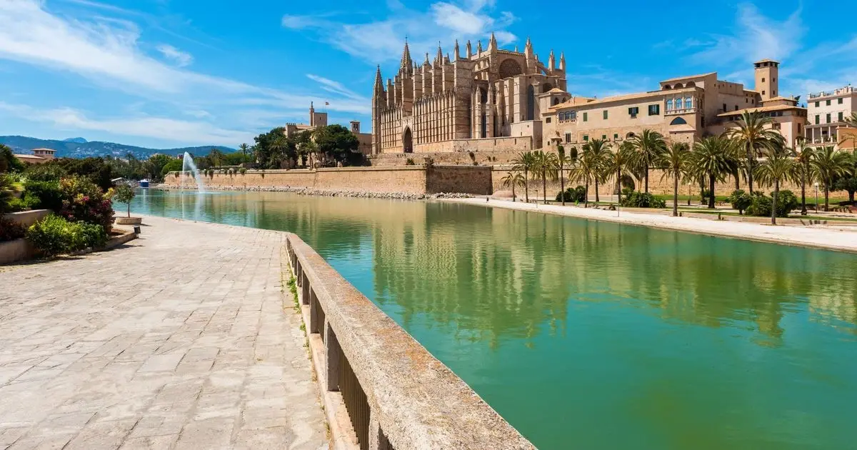 katedra, stare miasto i śródziemnomorskie nabrzeże w Palmie de Mallorca