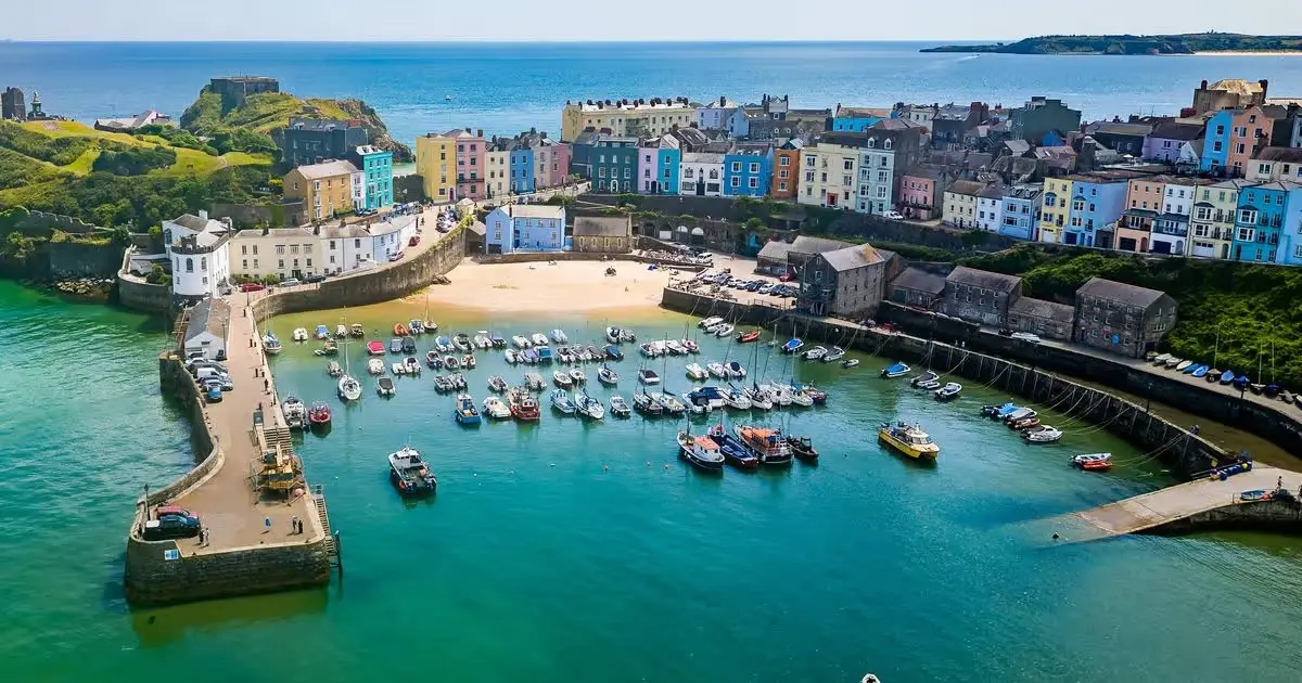 nabrzeże Pembroke Dock i krajobraz wybrzeża Pembrokeshire w Walii