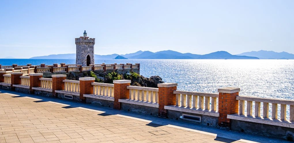 Stare miasto Piombino, wybrzeże Toskanii i widoki na Morze Śródziemne