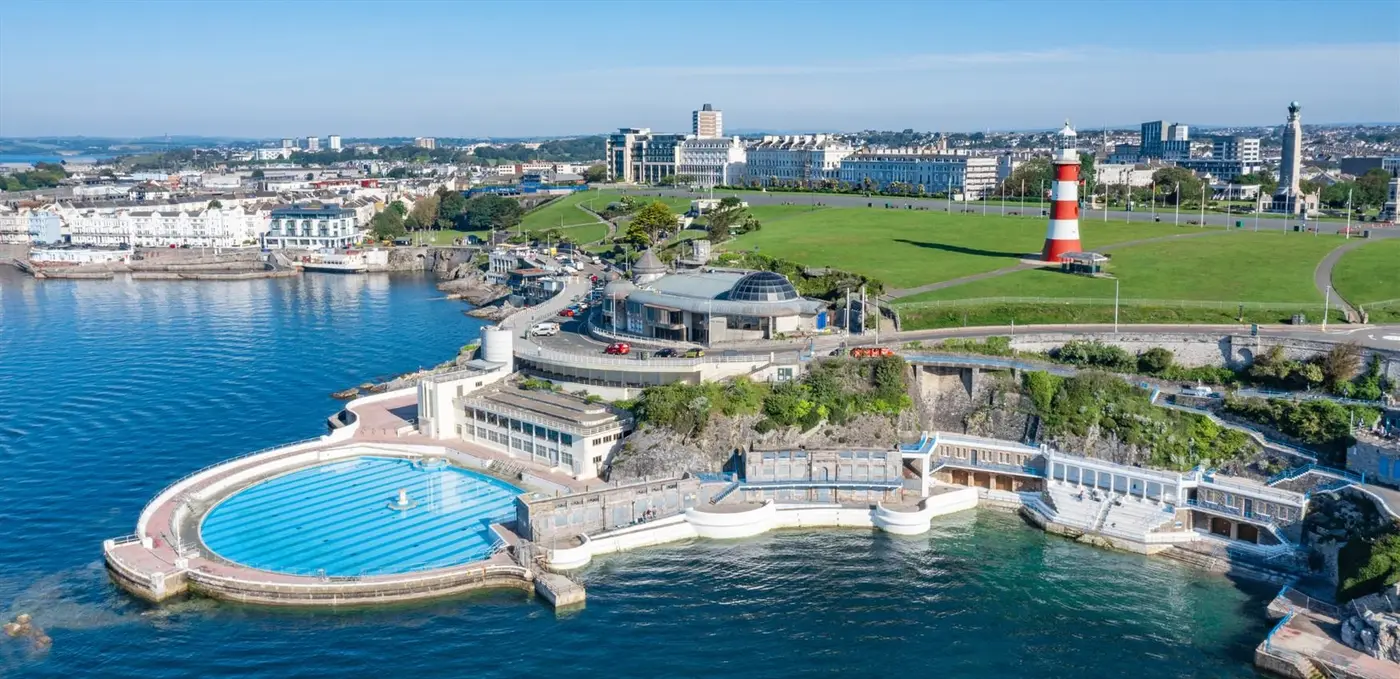 Plymouth Hoe, nabrzeże i zabytkowy port w Devon w Anglii