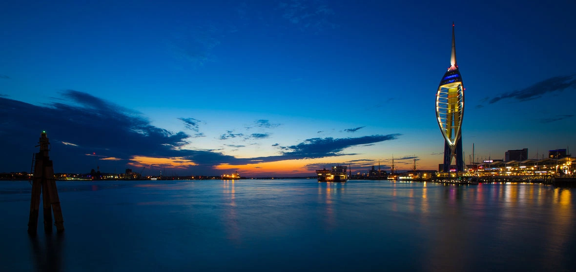 nabrzeże Portsmouth, wieża Spinnaker i zabytkowy port w Anglii