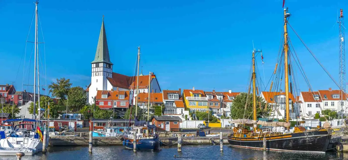 stare miasto w Rønne, port i wybrzeże Bornholmu w Danii