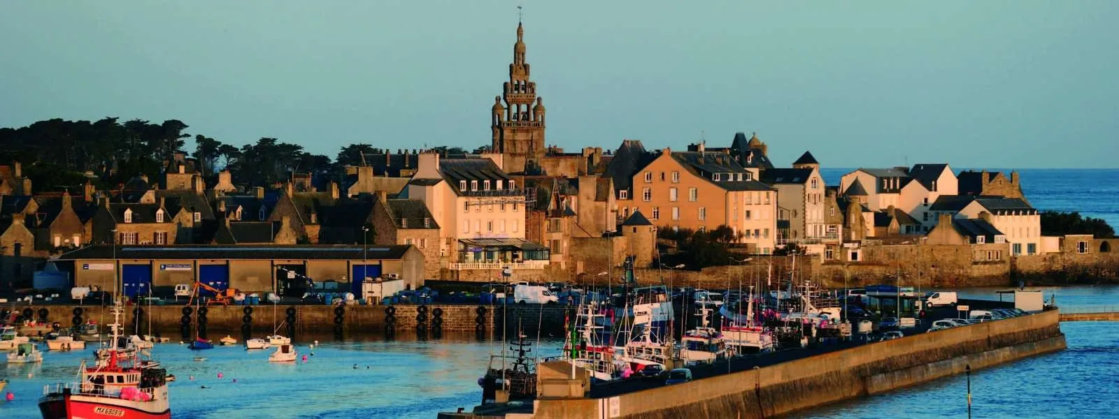 stary port w Roscoff, granitowe nabrzeże i wybrzeże Bretanii we Francji