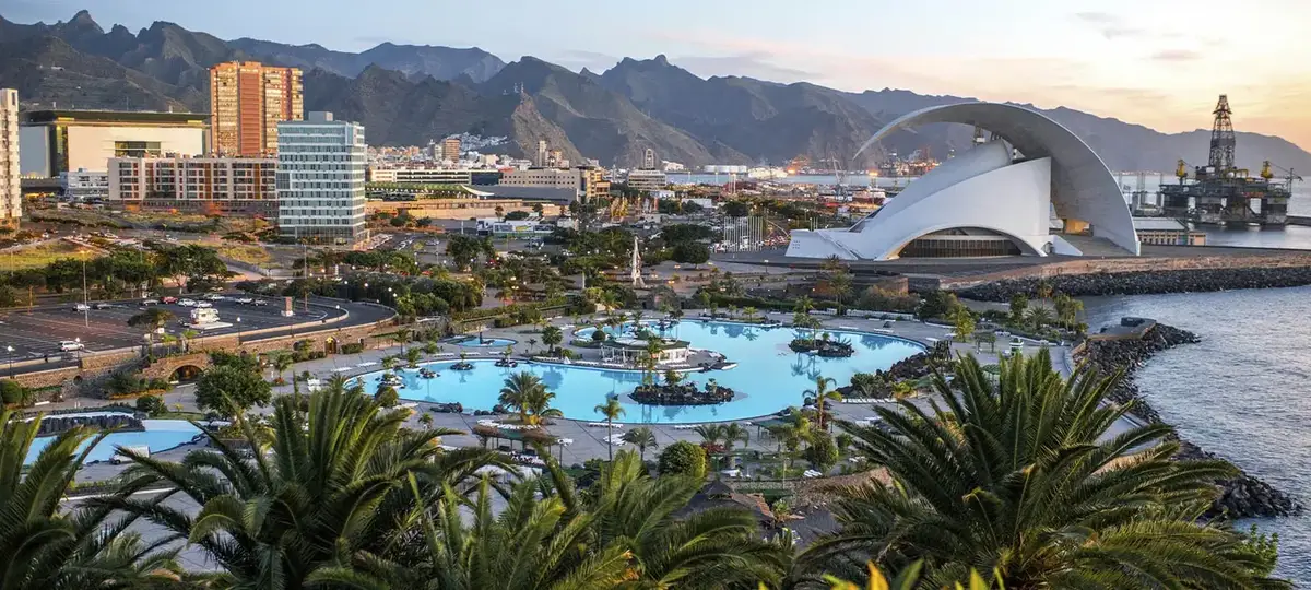 nabrzeże i panorama Santa Cruz de Tenerife na Wyspach Kanaryjskich