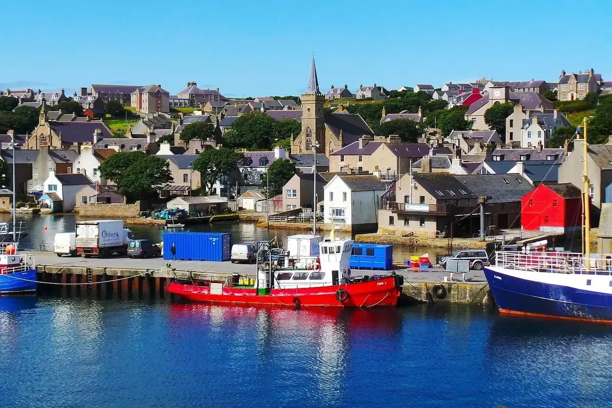 port Scrabster i surowe wybrzeże Caithness w północnej Szkocji