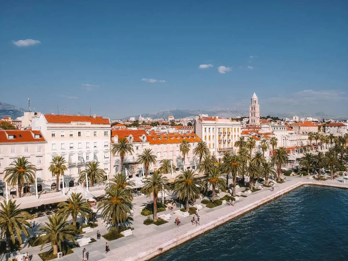 stare miasto w Splicie, nabrzeże Riva i wybrzeże Adriatyku w Chorwacji