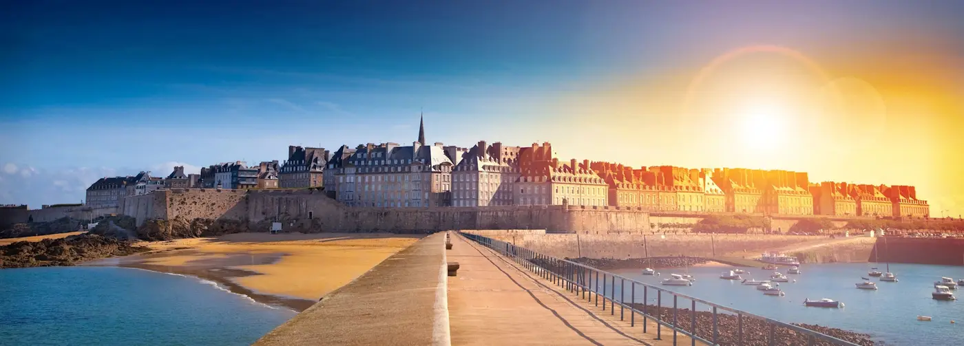 otoczone murami stare miasto Saint-Malo, port i plaże na bretońskim wybrzeżu Francji