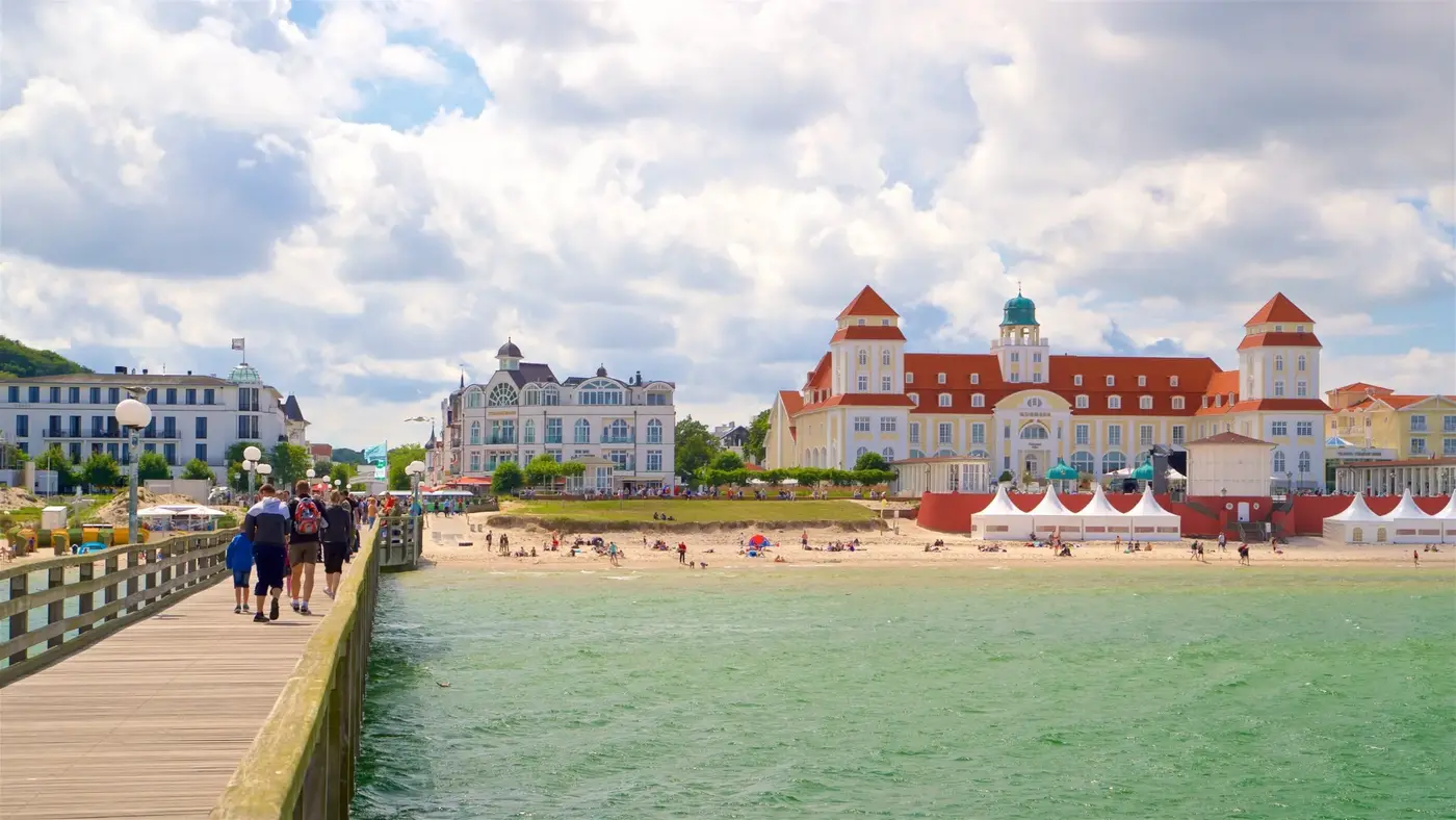 plaża w Świnoujściu, latarnia morska i nabrzeże Bałtyku w Polsce
