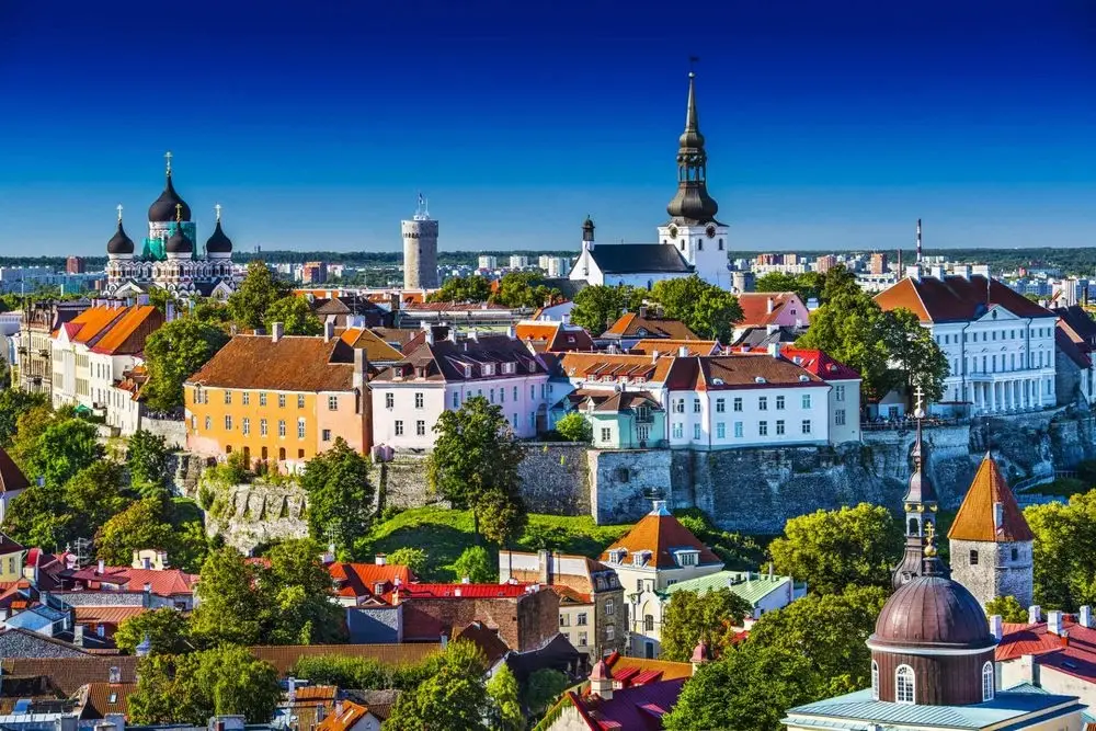 Tallinn – średniowieczne stare miasto, wieże i Baltic nabrzeże w Estonia