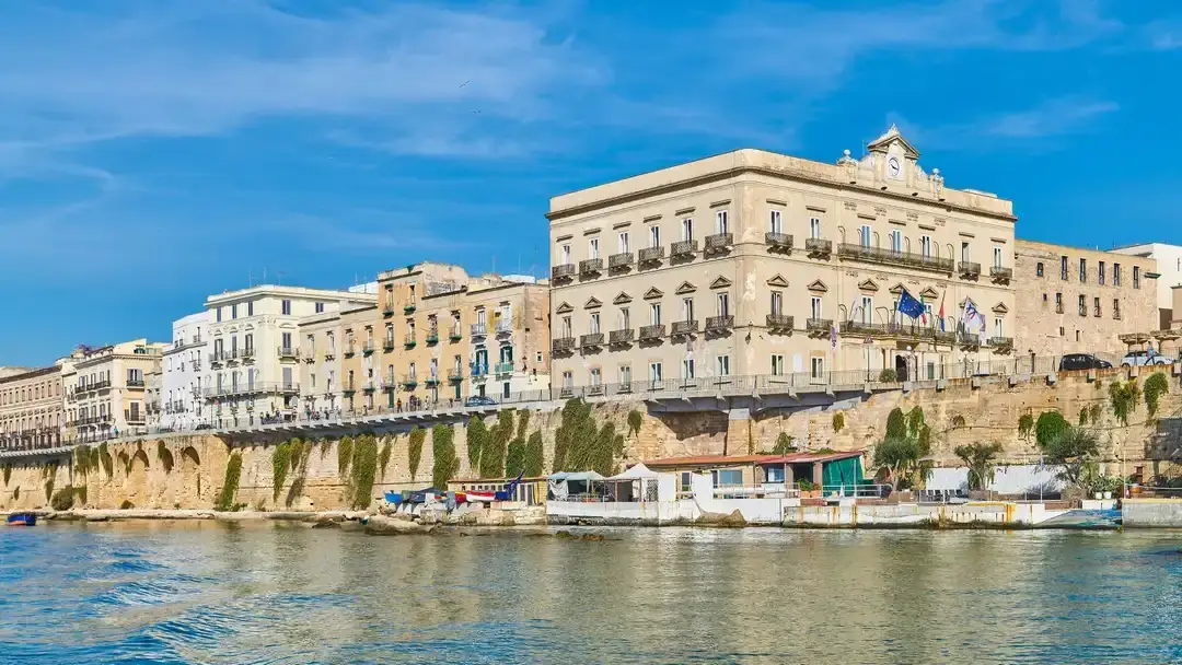 stare miasto w Taranto, nabrzeże i Zamek Aragoński w południowych Włoszech
