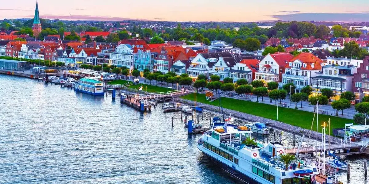 plaża w Travemünde, latarnia morska i nabrzeże Bałtyku w północnych Niemczech