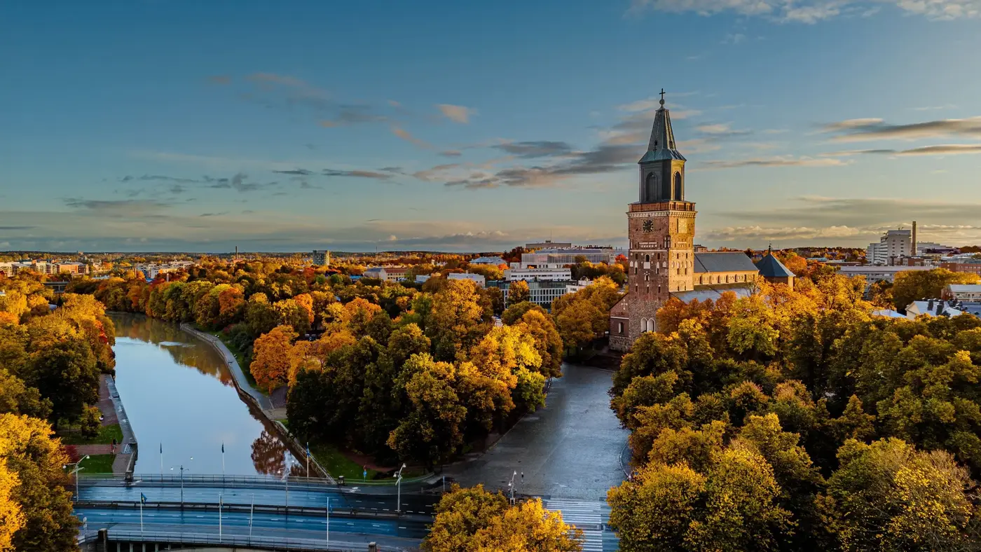 nabrzeże rzeki w Turku, zamek i panorama miasta na tle fińskiego archipelagu