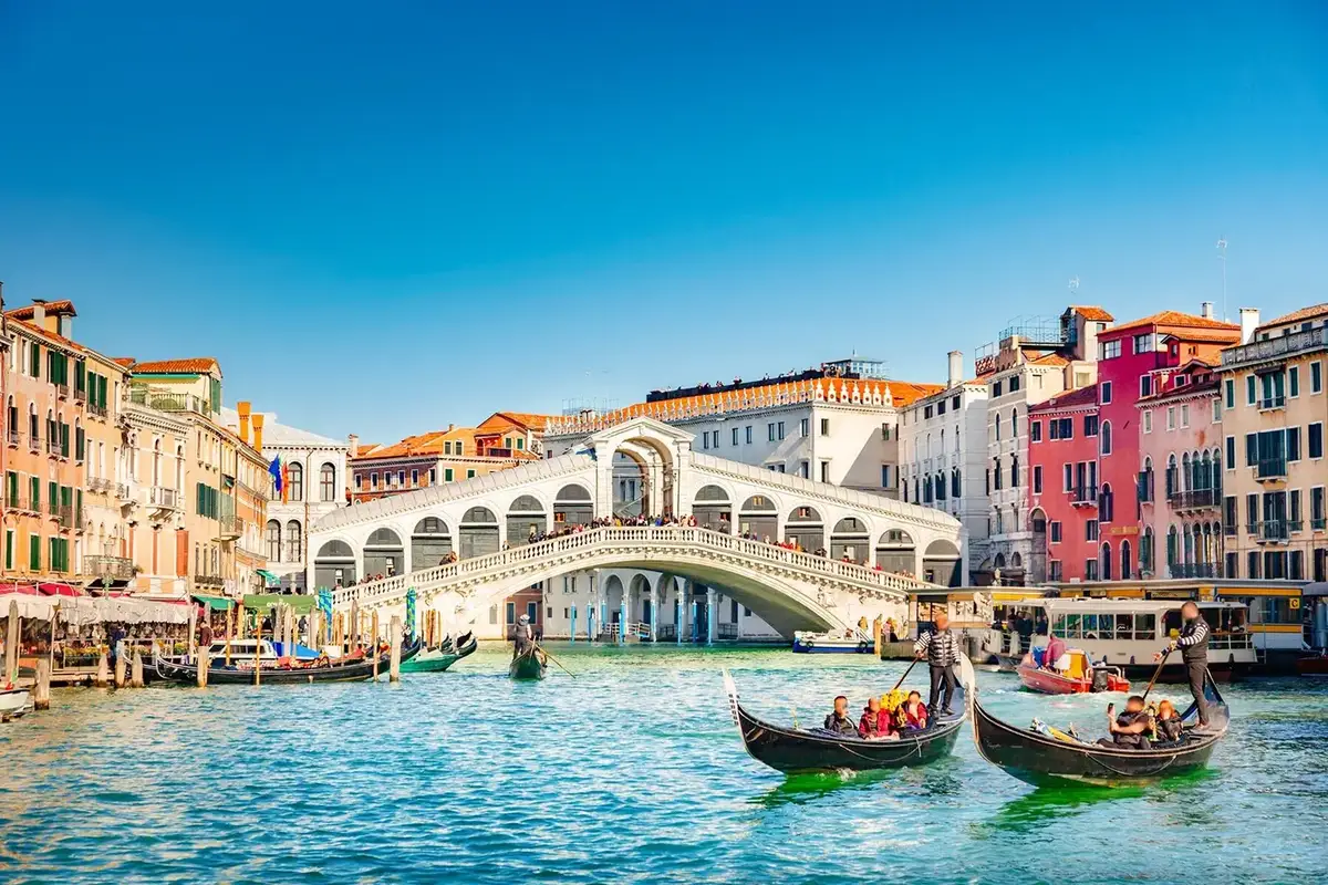 Canal Grande w Wenecji, zabytkowe pałace i panorama miasta nad laguną we Włoszech