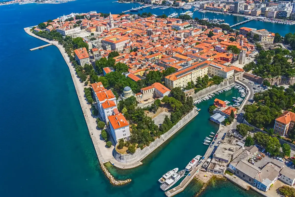nabrzeże starego miasta w Zadarze, Morze Adriatyckie i zabytkowe centrum w Chorwacji