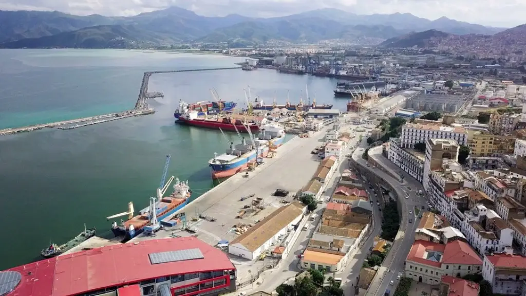 nabrzeże i port w Béjaïi w Algierii