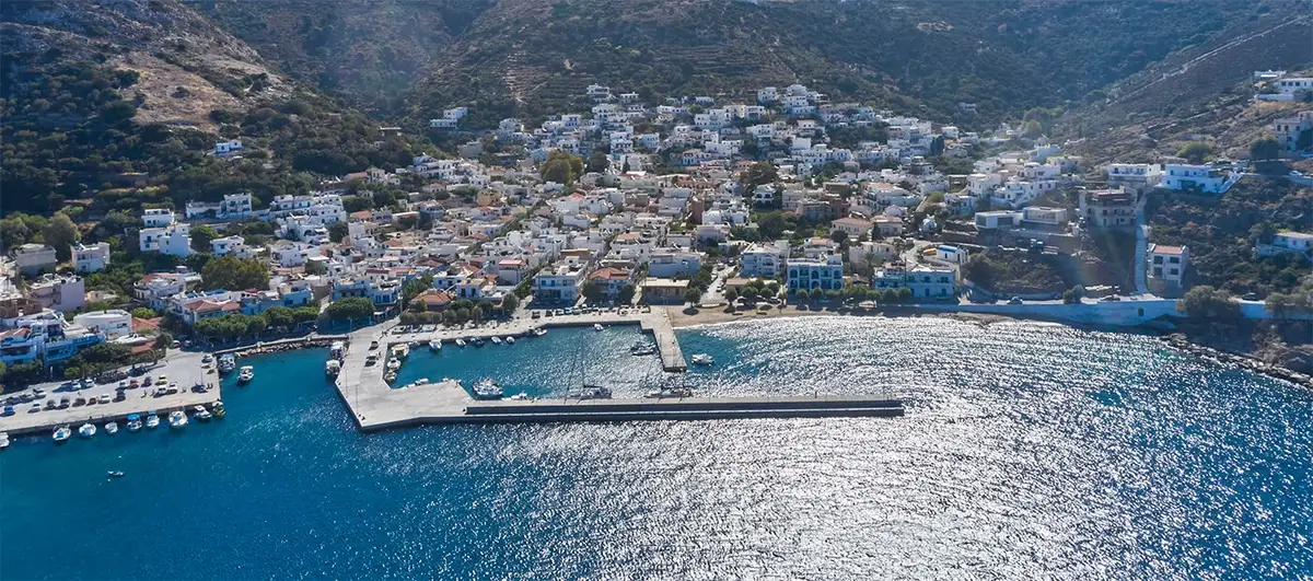 Fourni – port i kierunek promowy