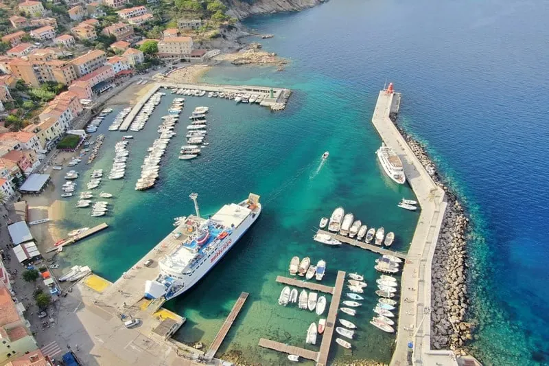 Giannutri – port i kierunek promowy