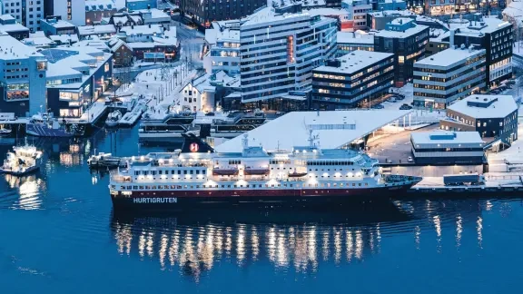 statek Hurtigruten w Kirkenes na arktycznym wybrzeżu Norwegii