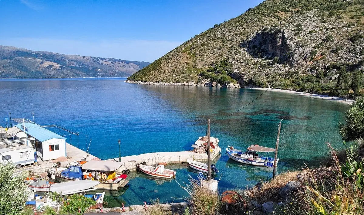 Pisaetos, Ithaca – port i kierunek promowy