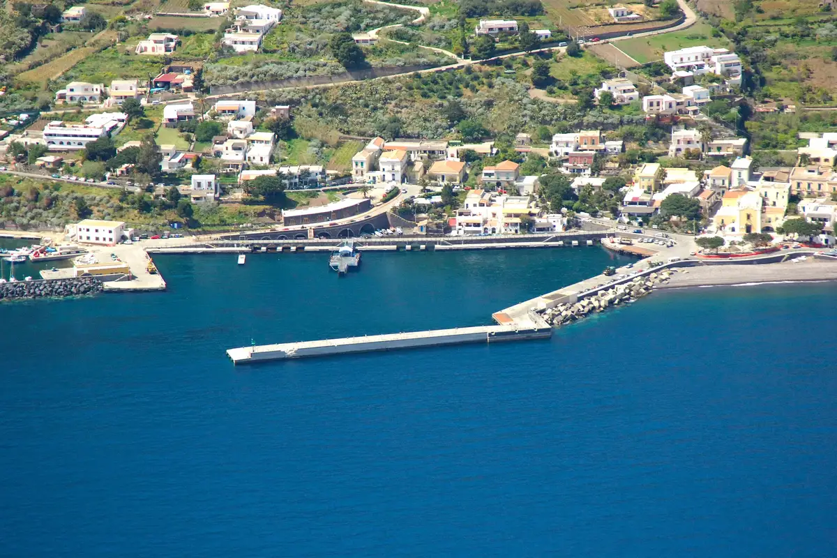 Santa Marina Salina – port i kierunek promowy