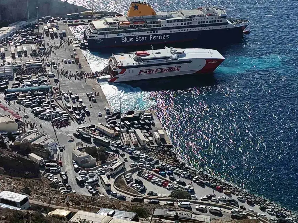 Santorini – port i kierunek promowy