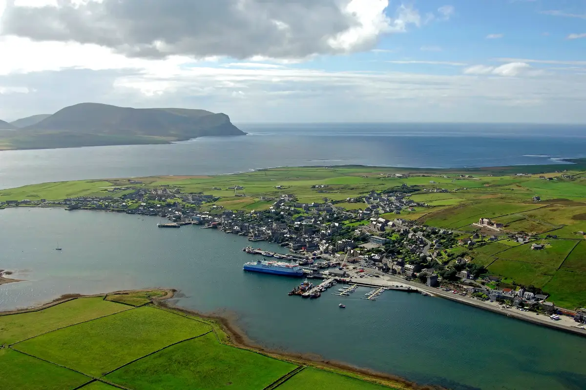 Widok z lotu ptaka na Stromness port i Orkady wybrzeże