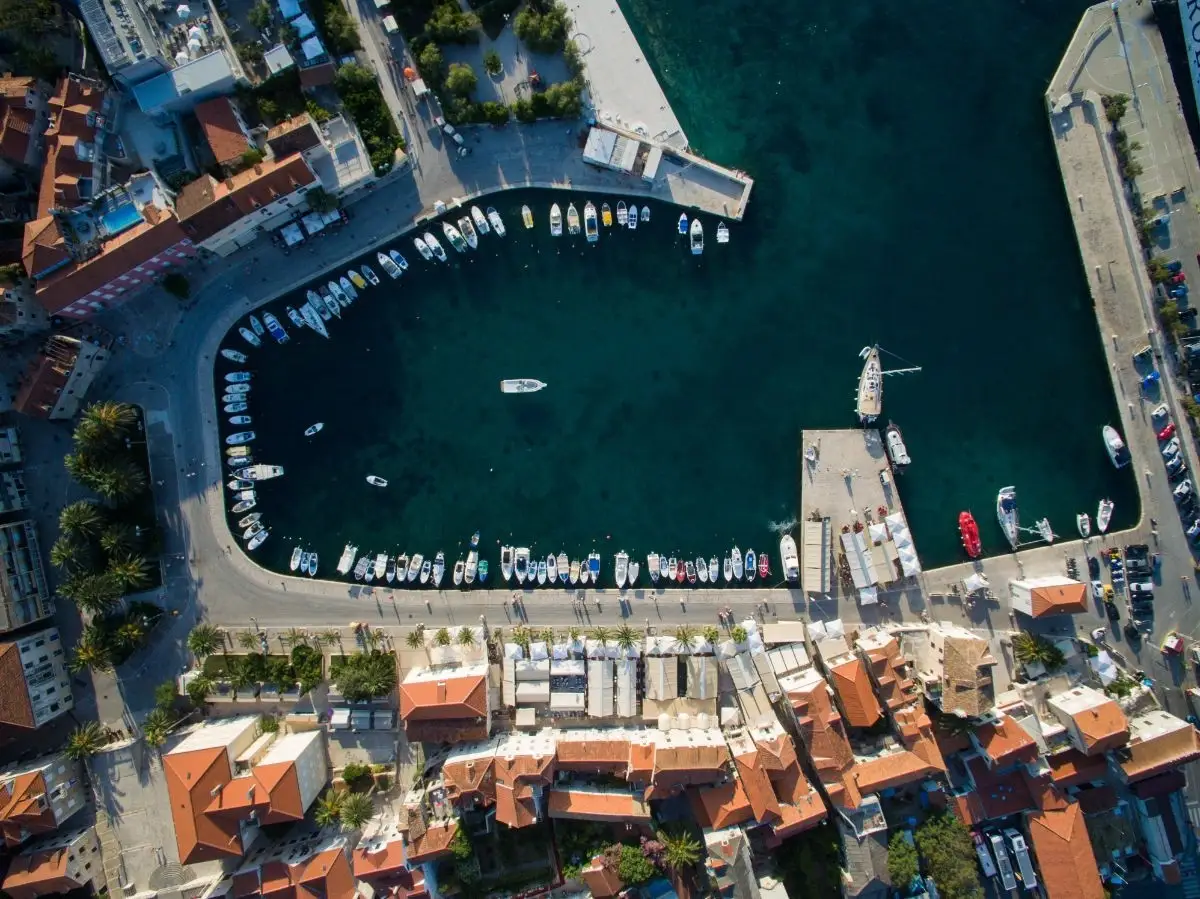 widok z lotu ptaka na port Supetar na wyspie Brač