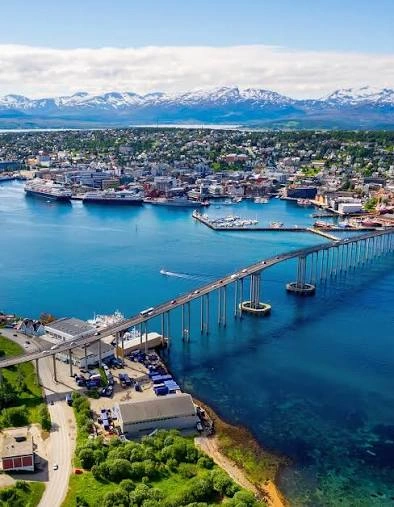 port w Tromsø i most w arktycznej Norwegii