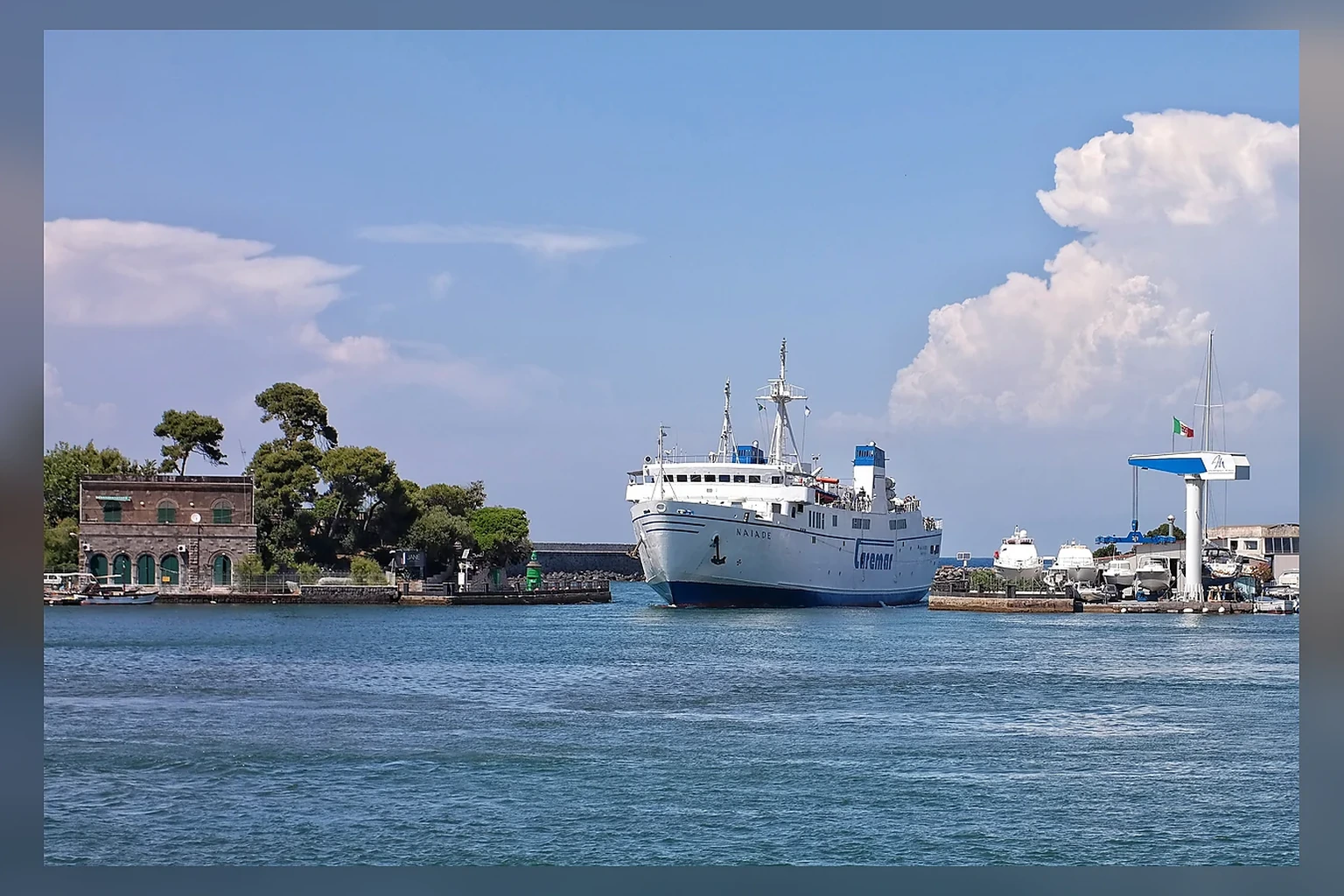 Prom operatora Caremar Ferries